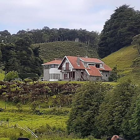 Chacara Com Wi-Fi, Churrasqueira E Lazer Em กุนญา ภายนอก รูปภาพ